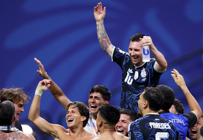 Messi cùng các đồng đội ăn mừng chiến thắng trước tuyển Anh ở bán kết World Cup 2026. Ảnh: Brett Davis/Reuters.
