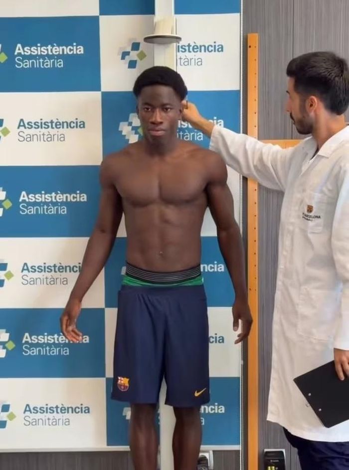 Hình thể đáng kinh ngạc của Ebrima Tunkara ở tuổi 16. Ảnh: FC Barcelona.