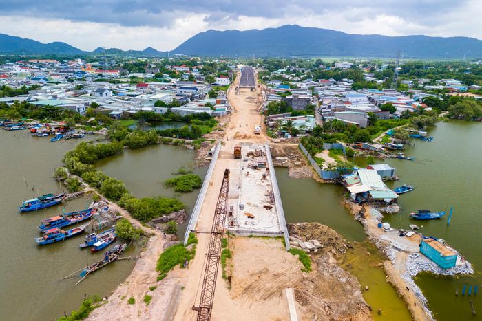 Đối với gói thầu số 37, từ đầu tuyến đến cầu Mỏ Nhát, phần đường đạt trên 70% khối lượng hợp đồng.