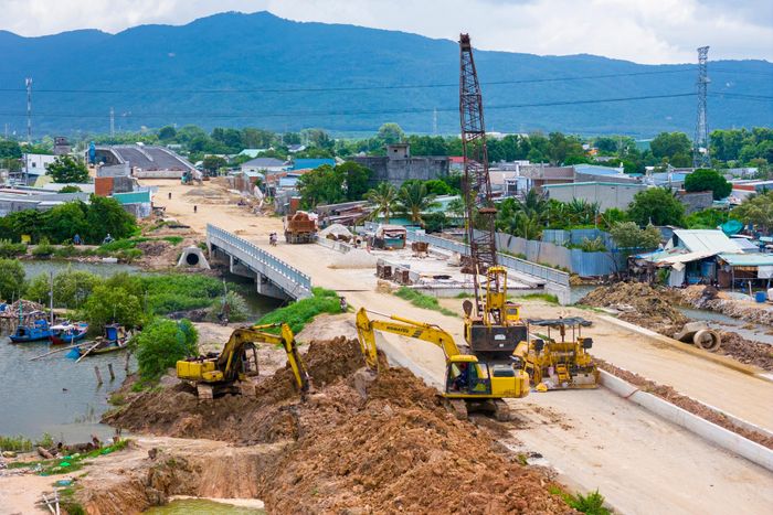 Đến nay, các khó khăn cơ bản từng bước được tháo gỡ, các nhà thầu đang huy động nhân lực, thiết bị để đẩy nhanh tiến độ thi công.