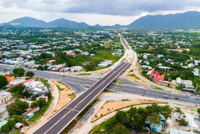 Trong ảnh là cầu vượt Quốc lộ 51 đã đạt khoảng 99%, hoàn thành thảm bê tông nhựa mặt cầu, lắp đặt khe co giãn và lan can. Cầu Rạch Tre đạt khoảng 85% khối lượng. Giá trị sản lượng của gói thầu đạt khoảng 588,24/709,4 tỷ đồng, tương đương khoảng 83%.
