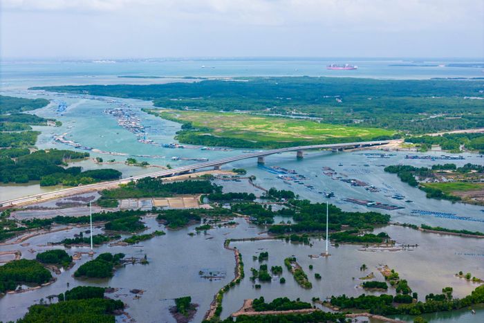 Bên cạnh đó, tuyến đi qua khu vực nền đất yếu, địa chất phức tạp và thường xuyên chịu ảnh hưởng của thời tiết.