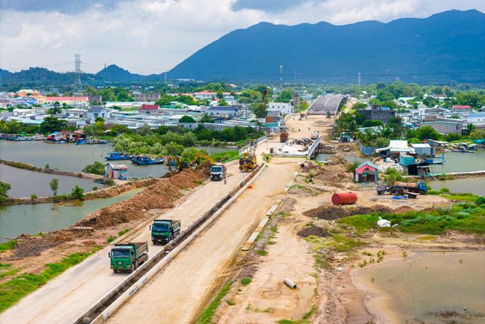 Trong mùa mưa kéo dài, việc thi công nền đường, móng cầu và mặt đường gặp nhiều trở ngại, ảnh hưởng đến tiến độ cũng như chất lượng kỹ thuật.