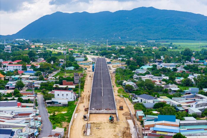 Dù được khởi công từ nhiều năm trước, dự án vẫn chưa thể hoàn thành do gặp nhiều khó khăn trong quá trình triển khai.