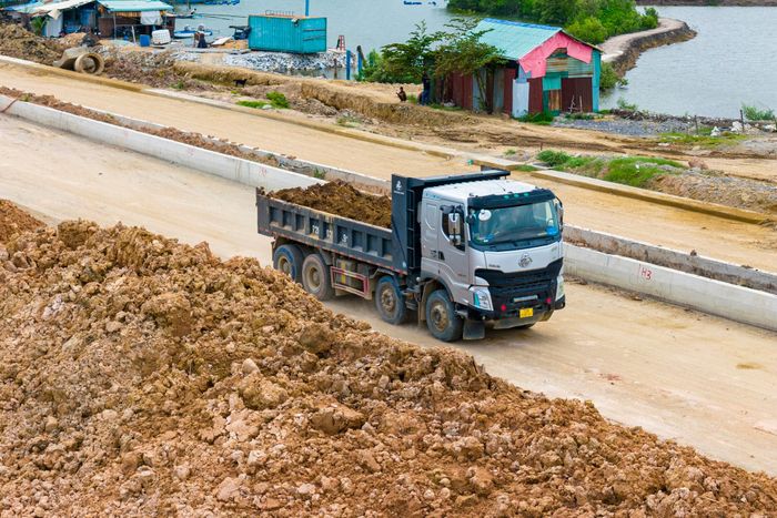 Theo chủ đầu tư, một trong những nguyên nhân chính là tình trạng thiếu cát san lấp và đá xây dựng, khiến nhiều hạng mục không thể thi công theo kế hoạch.