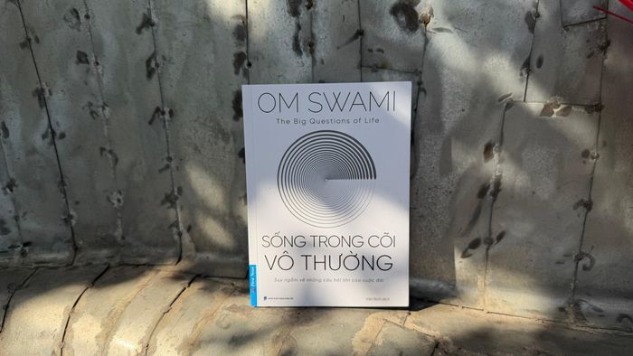  Sách Sống trong cõi vô thường của tác giả Om Swami. 