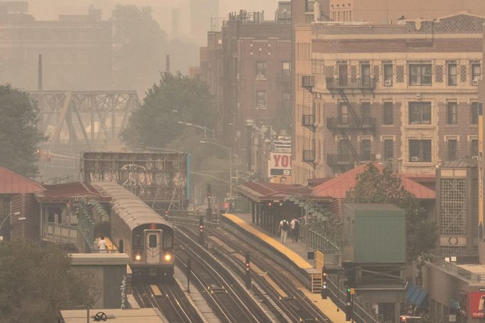  Khói từ các vụ cháy rừng ở Canada lan nhanh tới New York. Ảnh: Reuters. 