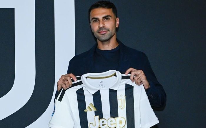  Zeki Celik rời AS Roma để gia nhập Juventus dưới dạng tự do. Hợp đồng của hậu vệ người Thổ Nhĩ Kỳ với "Bianconeri" có thời hạn đến hè 2029. 