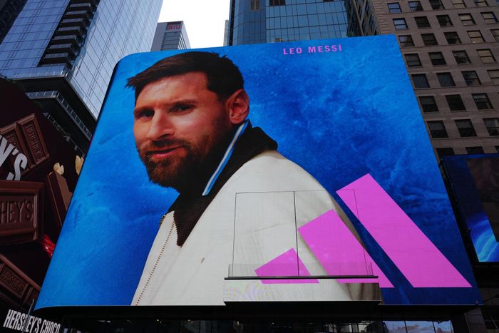 Một quảng cáo của Adidas có sự góp mặt của Lionel Messi tại Quảng trường Thời đại hôm 15/7. Ảnh: Kirby Lee-Imagn Images.