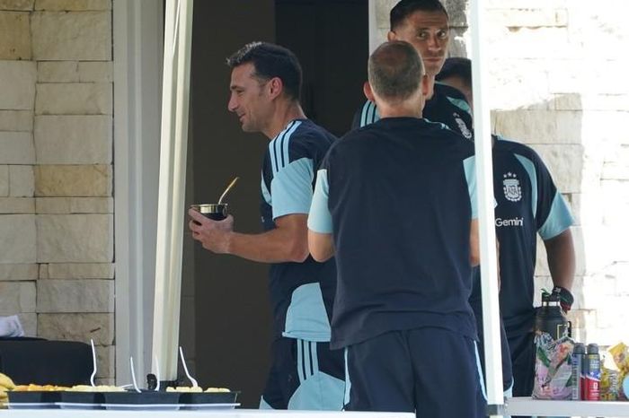 HLV Lionel Scaloni nhâm nhi trà trước buổi tập. Ảnh: Enviado especial.