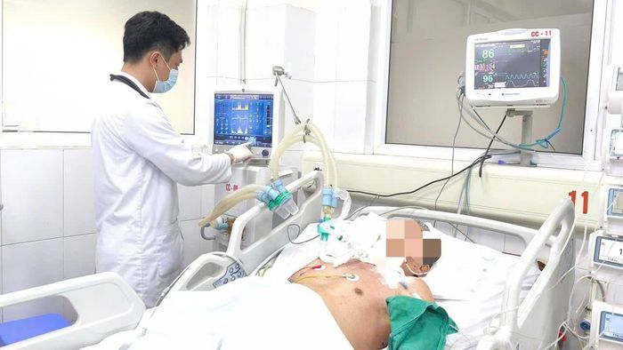  Hai bệnh nhân phải điều trị hồi sức tích cực sau khi chủ quan với những vết thương hở nhỏ. 