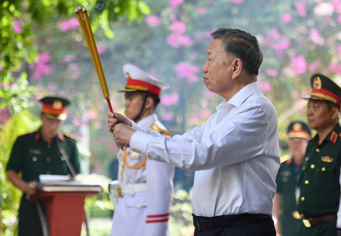 Tổng Bí thư, Chủ tịch nước Tô Lâm thành kính dâng hương tưởng niệm cố Tổng Bí thư Trần Phú và các Anh hùng liệt sĩ tại công viên Lê Thị Riêng.