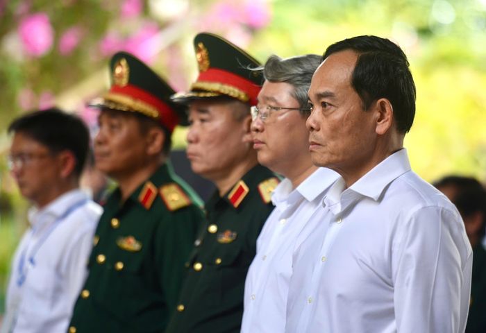 Bí thư Thành ủy TP.HCM Trần Lưu Quang; Thủ trưởng Bộ Tư lệnh Quân khu 7; Thủ trưởng Bộ Tư lệnh TP.HCM; đại diện các bộ, ngành Trung ương, các cơ quan chức năng và cấp ủy, chính quyền địa phương tham dự buổi dâng hương tưởng niệm.