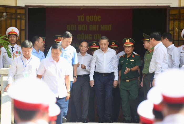 Sau lễ dâng hương, Tổng Bí thư, Chủ tịch nước Tô Lâm cùng đoàn công tác đến khu vực khai quật tại công viên Lê Thị Riêng để kiểm tra hiện trường, nghe báo cáo tiến độ công tác tìm kiếm, quy tập hài cốt liệt sĩ. Lãnh đạo Bộ Tư lệnh TP.HCM đã báo cáo kết quả triển khai nhiệm vụ, những khó khăn trong quá trình khai quật, bóc tách, bảo quản hài cốt và di vật, cũng như công tác phối hợp giữa các lực lượng tham gia thực hiện nhiệm vụ.