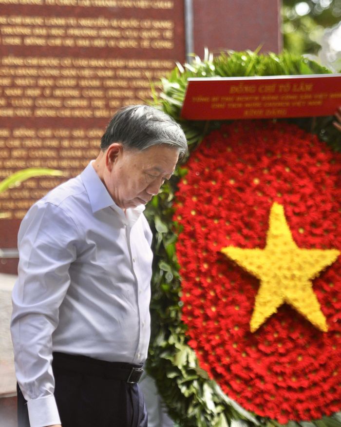 Trong không khí trang nghiêm, người đứng đầu Đảng và Nhà nước cùng đoàn đại biểu dành phút mặc niệm, bày tỏ lòng biết ơn đối với các Anh hùng liệt sĩ đã hiến dâng trọn tuổi xuân và cuộc đời cho độc lập, tự do của dân tộc. Những nén hương được kính cẩn dâng lên là sự tri ân sâu sắc đối với những người đã không tiếc máu xương vì Tổ quốc, đồng thời thể hiện đạo lý "Uống nước nhớ nguồn", "Đền ơn đáp nghĩa" của dân tộc Việt Nam.