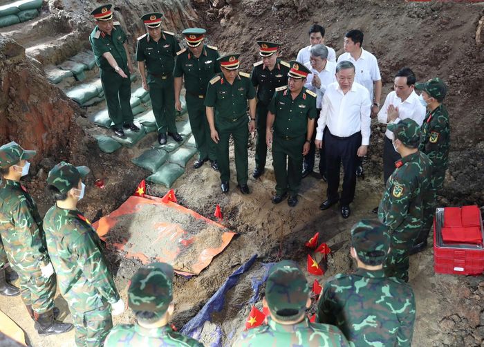 Tổng Bí thư, Chủ tịch nước Tô Lâm đánh giá cao tinh thần trách nhiệm, sự tận tụy và nỗ lực của Ban Chỉ đạo 515 (Ban Chỉ đạo Quốc gia về tìm kiếm, quy tập và xác định danh tính hài cốt liệt sĩ), chiến sĩ Quân đội, Công an, các chuyên gia, lực lượng pháp y, cùng các cơ quan, đơn vị đang ngày đêm thực hiện nhiệm vụ tại hiện trường. Đây là công việc đặc biệt thiêng liêng, mang ý nghĩa chính trị, lịch sử và nhân văn sâu sắc, góp phần đưa các Anh hùng liệt sĩ trở về với đồng đội, với gia đình và quê hương. Ảnh: BTC.