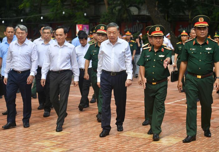 Chiều 17/7, Tổng Bí thư, Chủ tịch nước Tô Lâm dẫn đầu Đoàn công tác Trung ương đến dâng hoa, dâng hương tưởng niệm các Anh hùng liệt sĩ và thăm, kiểm tra lực lượng đang thực hiện nhiệm vụ tìm kiếm, quy tập hài cốt liệt sĩ tại Công viên Văn hóa Lê Thị Riêng (phường Hòa Hưng, TP.HCM).