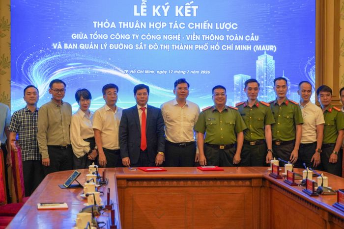  Lãnh đạo TP.HCM cùng đại diện các đơn vị trong lễ ký kết hợp tác ngày 17/7. Ảnh: MAUR. 
