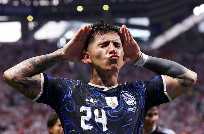  Enzo Fernandez mở đầu màn ngược dòng bằng cú sút xa đánh bại Jordan Pickford ở trận bán kết gặp tuyển Anh. 