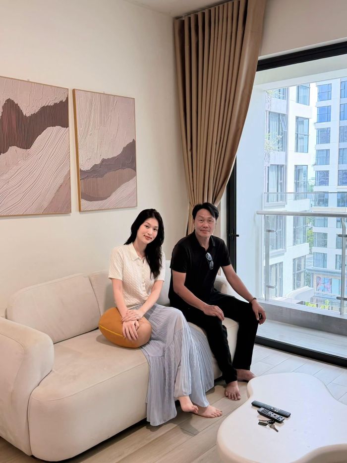 Thiên Ân chia sẻ ảnh bên cha trong căn nhà mới. Ảnh: FBNV.