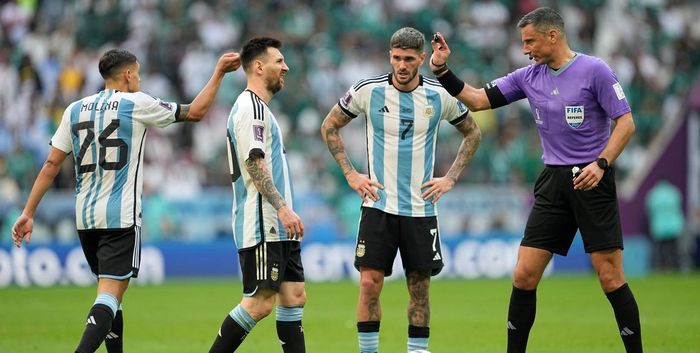 Trọng tài Slavko Vinčić trong trận đấu giữa Argentina và Saudi Arabia tại vòng bảng World Cup 2022. Ảnh: Ole.
