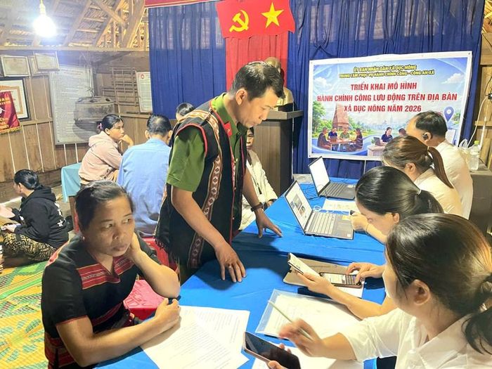 Từ nhà rông thôn Dục Nội, nhiều thủ tục hành chính được tiếp nhận, hướng dẫn và giải quyết ngay tại cơ sở