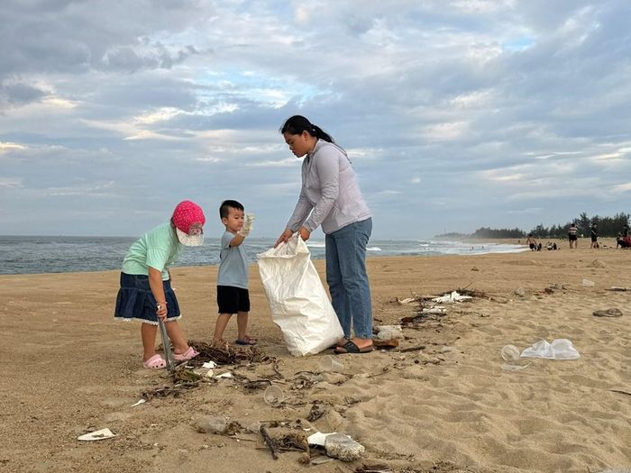 Phụ huynh và các em nhỏ cùng tham gia nhặt rác, lan tỏa thông điệp bảo vệ môi trường bằng những hành động thiết thực