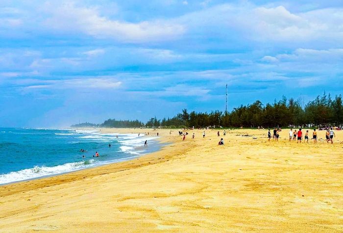 Cảnh quan sạch đẹp tại bãi biển An Phú tạo ấn tượng tốt với du khách và góp phần thúc đẩy phát triển du lịch bền vững