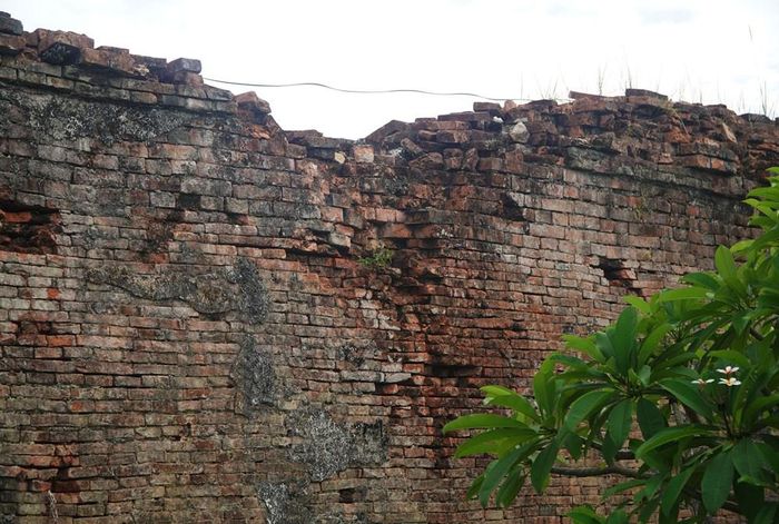 Một số vị trí tường Hoàng thành đã bị “bay” mũ tường, gạch bị mất liên kết, nguy cơ sụt và đổ