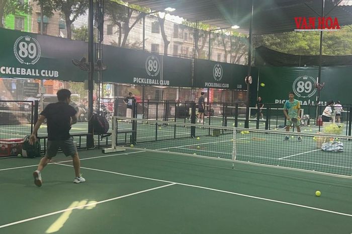 Bên trong là khu vực sân pickleball