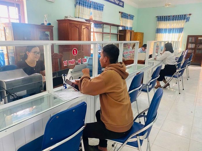 Người dân thực hiện các thủ tục hành chính tại Trung tâm dịch vụ công