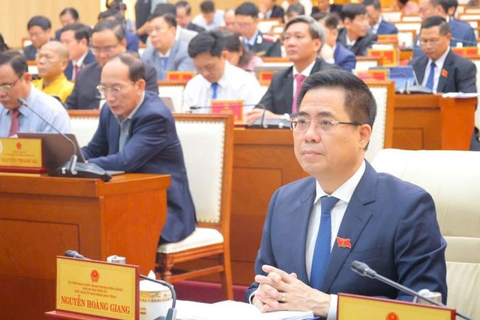 Ủy viên Trung ương Đảng, Phó Bí thư Tỉnh ủy, Chủ tịch UBND tỉnh Nguyễn Hoàng Giang cùng các đại biểu tham dự kỳ họp