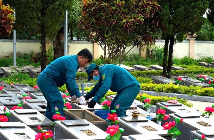 Không chỉ lực lượng y tế, nhiều chiến sĩ dân quân địa phương cũng lần đầu tham gia nhiệm vụ đặc biệt lấy mẫu ADN từ hài cốt liệt sĩ