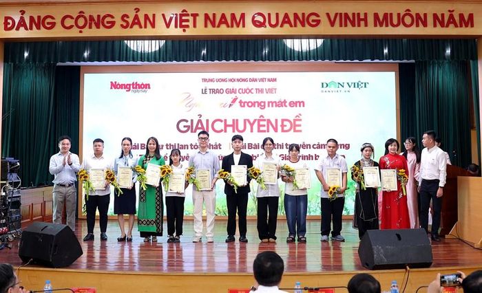 BTC trao giải cho các em đoạt giải Chuyên đề