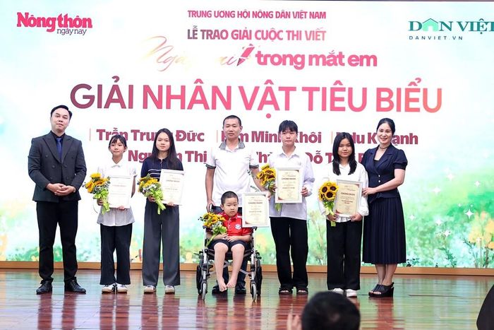 BTC trao giải cho các em đoạt giải Nhân vật tiêu biểu