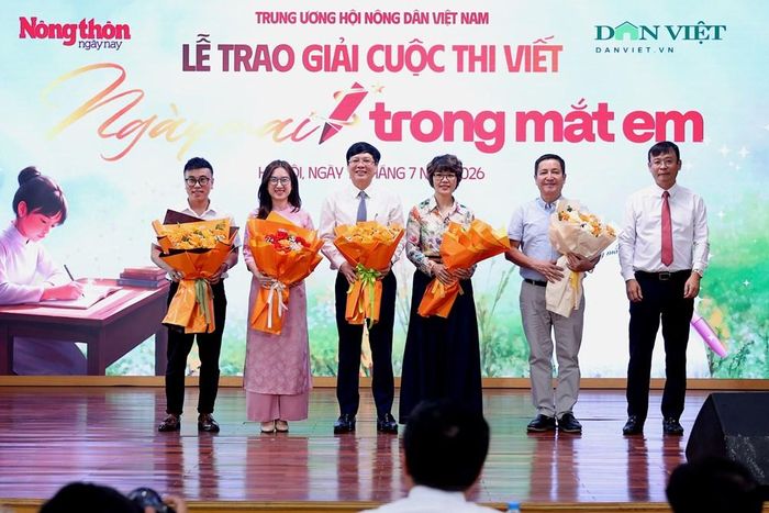 Nhà báo Nguyễn Văn Hoài, Tổng Biên tập Báo điện tử Dân Việt/Nông thôn Ngày nay, Trưởng Ban Tổ chức Cuộc thi tặng hoa cho thành viên Hội đồng Giám khảo