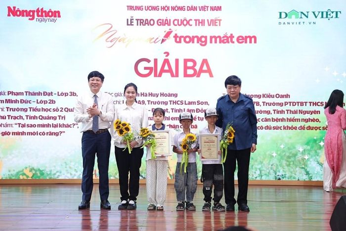 BTC trao giải cho các tác giả đoạt giải Ba