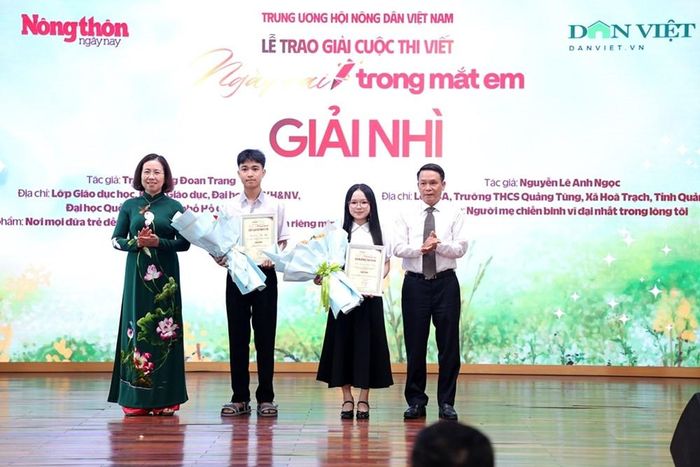 BTC trao giải cho các tác giả đoạt giải Nhì