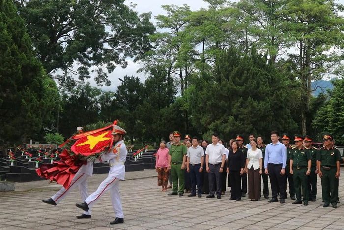 Lễ truy điệu và an táng Liệt sĩ Lý Văn Coóng được tổ chức theo đúng nghi thức quân đội, đảm bảo trang trọng, chu đáo
