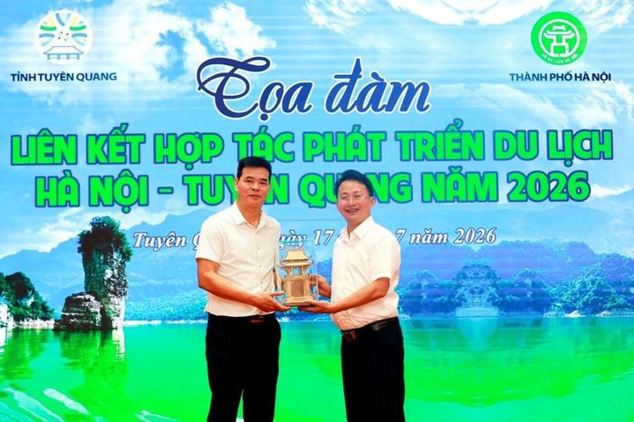 Lãnh đạo Sở Du lịch Hà Nội tặng quà lưu niệm cho lãnh đạo Sở VHTTDL Tuyên Quang