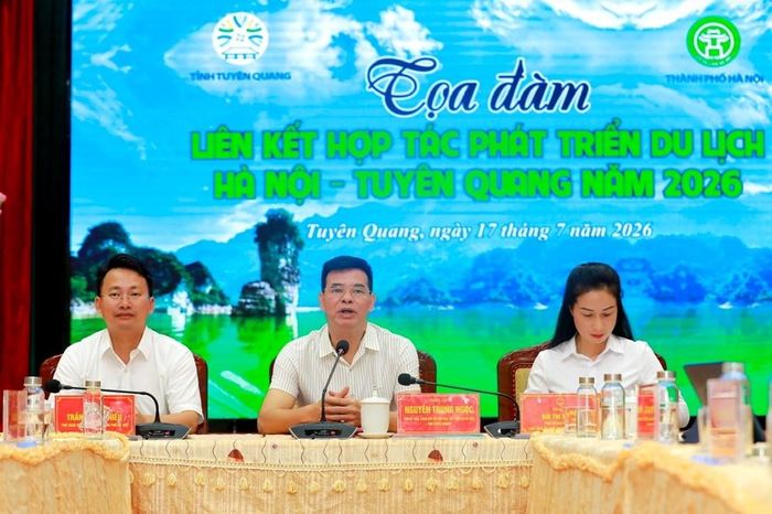 Chủ trì Tọa đàm (từ trái qua): Phó Giám đốc Sở Du lịch Hà Nội Trần Trung Hiếu, Giám đốc Sở VHTTDL Tuyên Quang Nguyễn Trung Ngọc và Chủ tịch UBND xã Na Hang Bùi Thị Xuyên