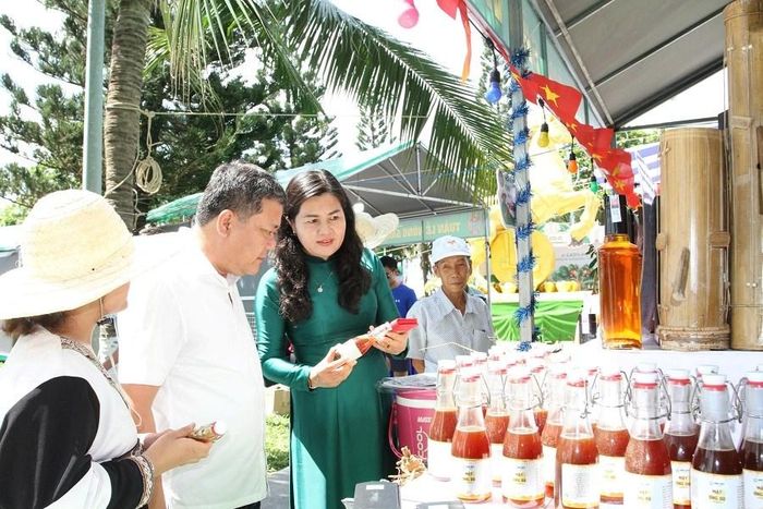 Ông Trần Phong - Bí thư Tỉnh ủy Khánh Hòa tham quan các gian hàng tại triển lãm