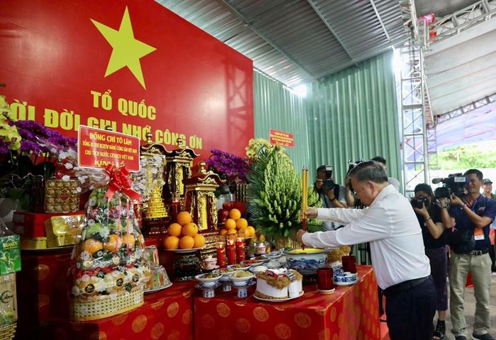 Tổng Bí thư, Chủ tịch nước Tô Lâm dâng hương các anh hùng liệt sĩ tại công viên Lê Thị Riêng. Ảnh: Ban Tổ chức