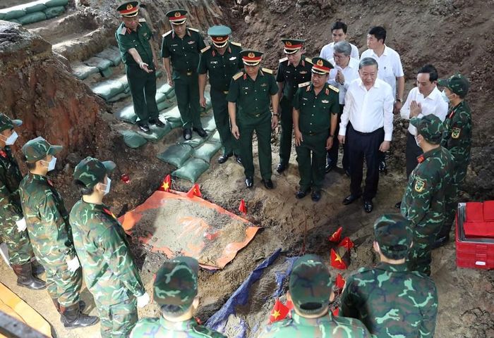 Tổng Bí thư, Chủ tịch nước Tô Lâm thăm, động viên các lực lượng đang ngày đêm thực hiện nhiệm vụ tìm kiếm, quy tập hài cốt liệt sĩ tại Công viên Lê Thị Riêng. Ảnh: Ban Tổ chức