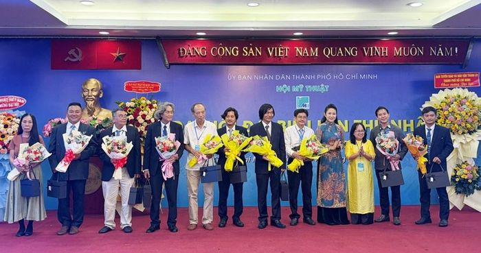 Bà Đinh Thị Thanh Thủy, Phó Trưởng ban Ban Tuyên giáo và Dân vận Thành ủy TP.HCM (thứ 3, từ phải qua) và bà Nguyễn Thị Thanh Thúy, Phó Giám đốc Sở Văn hóa và Thể thao TP.HCM tặng hoa Ban Chấp hành nhiệm kỳ VIII (2020-2025)