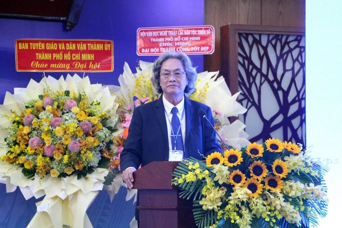 Chủ tịch Hội Mỹ thuật TP.HCM nhiệm kỳ VIII (2020-2025) Nguyễn Xuân Tiên báo cáo tổng kết hoạt động Hội giai đoạn 2020-2025