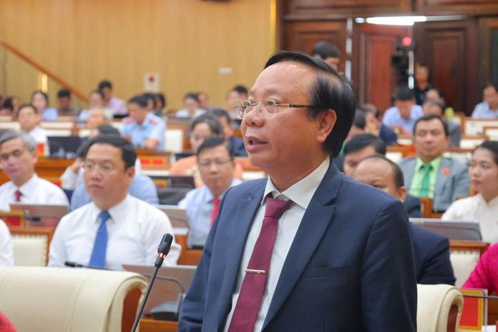 Trưởng Ban Quản lý KKT Dung Quất và các KCN Quảng Ngãi Lương Kim Sơn trả lời chất vấn liên quan đến tháo gỡ các dự án tồn đọng, chậm triển khai