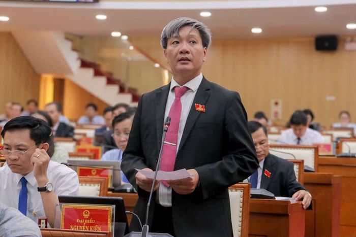 Đại biểu Nguyễn Kiên, Trưởng ban Kinh tế - Ngân sách HĐND tỉnh Quảng Ngãi, chất vấn về tiến độ giải ngân vốn đầu tư công