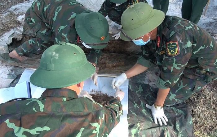 Đội quy tập 192 cất bốc bộ hài cốt liệt sĩ ở gần Ga Hương Thủy, Huế. Ảnh: H.G