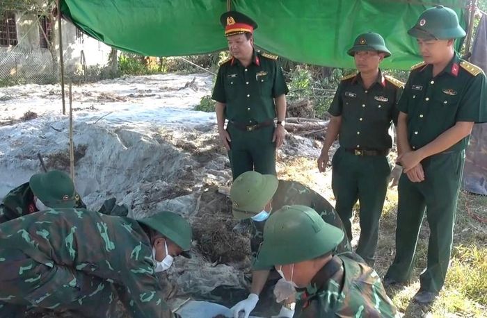 Lãnh đạo Bộ Chỉ huy Quân sự TP. Huế thăm và động viên các chiến sĩ Đội quy tập 192 làm nhiệm vụ ở gần Ga Hương Thủy. Ảnh: H.G